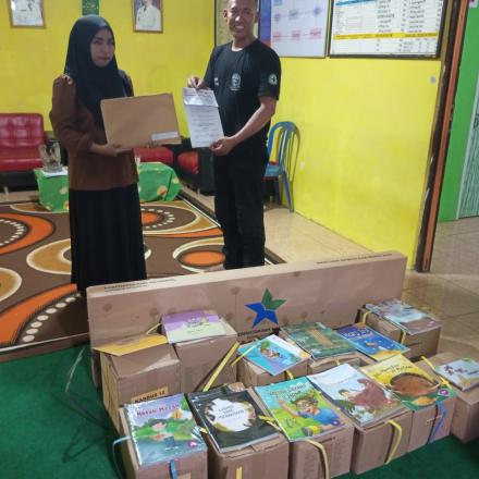 Tingkatkan Bahan Bacaan : Perpustakaan Bina Ilmu Menerima Bantuan Bahan Bacaan Bermutu Tahun 2025